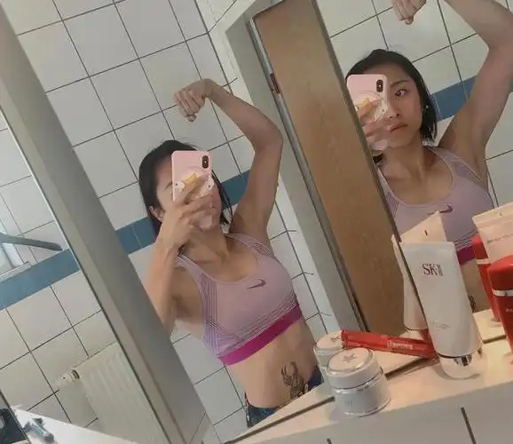 葛曼棋长的非常清秀,身材也非常不错,她跟普通女孩子一样私下里喜欢发