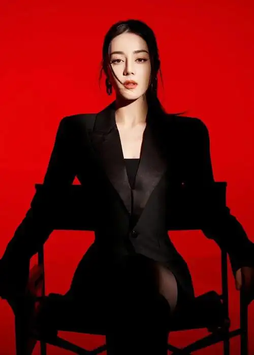 迪丽热巴活动新造型,黑色西装搭高马尾,气场全开御姐范十足!