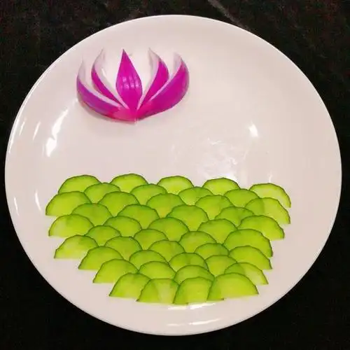 第11步,黄瓜皮切成细条状,做成荷花的根部,加几片薄荷叶装饰一下