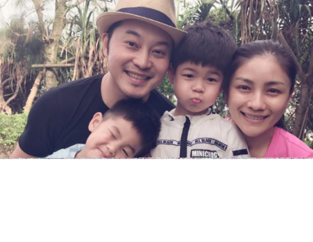 近日,沙溢一家四口外出旅游,沙溢晒出微博,说让大家不要注意他的