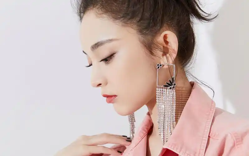 古力娜扎粉嫩甜美写真桌面壁纸