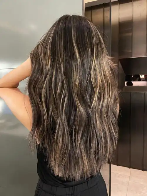 金色线条#欧美挑染今天的染发需求除了需要补新发根并且希望黑头发长