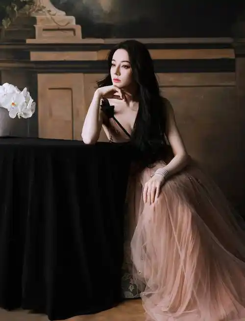 迪丽热巴闪耀迪奥品牌活动,粉色纱裙尽显璀璨风华