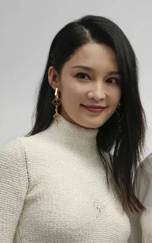 32岁李沁看秀生图:满脸痘笑容僵硬,与精修差别太大了_皮肤_状态_人生