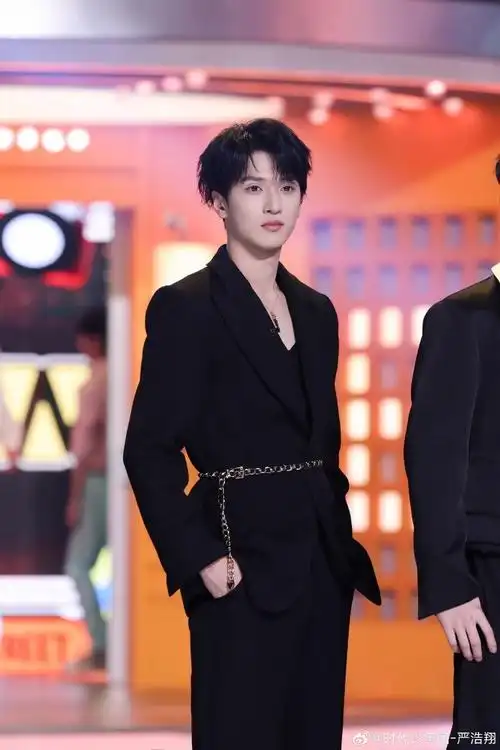 严浩翔腰链黑西装##时代少年团拍照秀