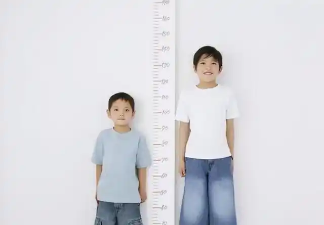 父母身高一般,儿子却长成了1米8的大高个,只因宝妈坚持做到这3点