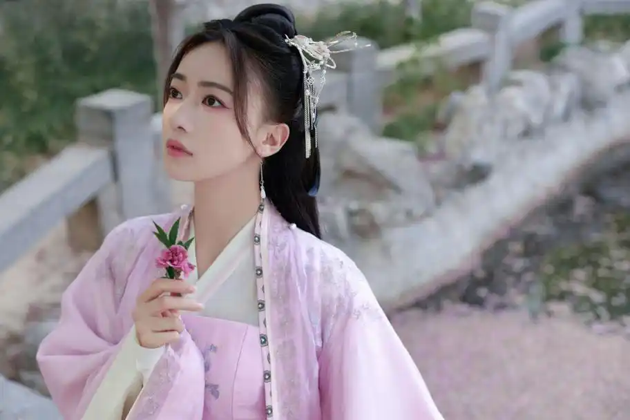 刘学义春花厌将拍主吴谨言惊喜出演女主古装又有天花板