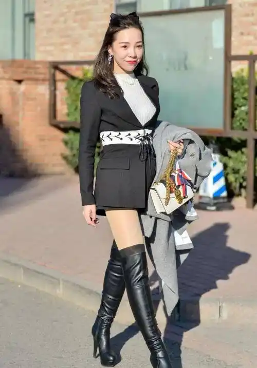 长靴在夏季也能穿虽然看着有点捂脚但时尚感真挺强的