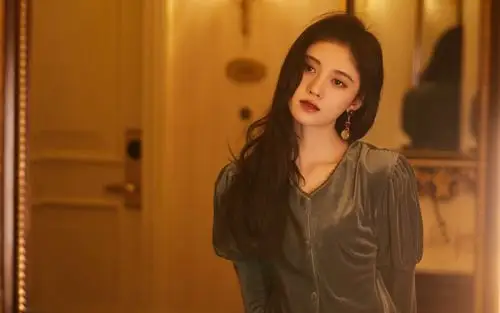 鞠婧祎卷发光影性感高清桌面壁纸