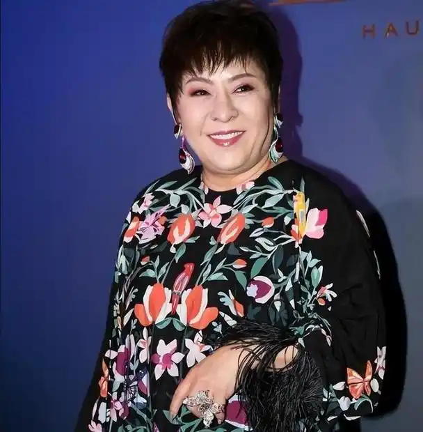 香港教母向太陈岚6岁患病18岁被卖入舞厅向太以前有多难