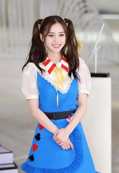 杨颖时尚感很强!双马尾俏皮可爱,31岁还是少女!