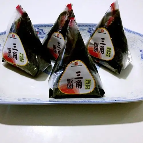 燕子肥肥做的紫菜三角饭团