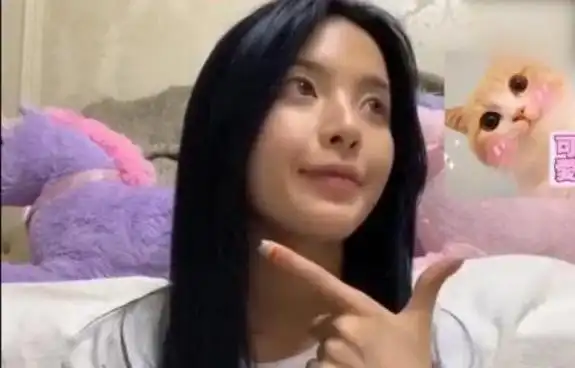 杨超越素颜直播吃辣条丝毫没有偶像包袱