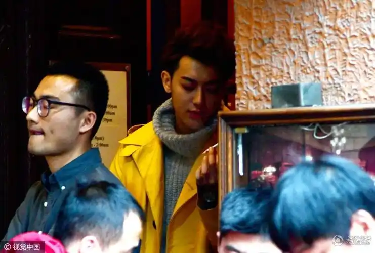 《谈判官》拍摄现场:黄子韬穿风衣抽烟抢镜