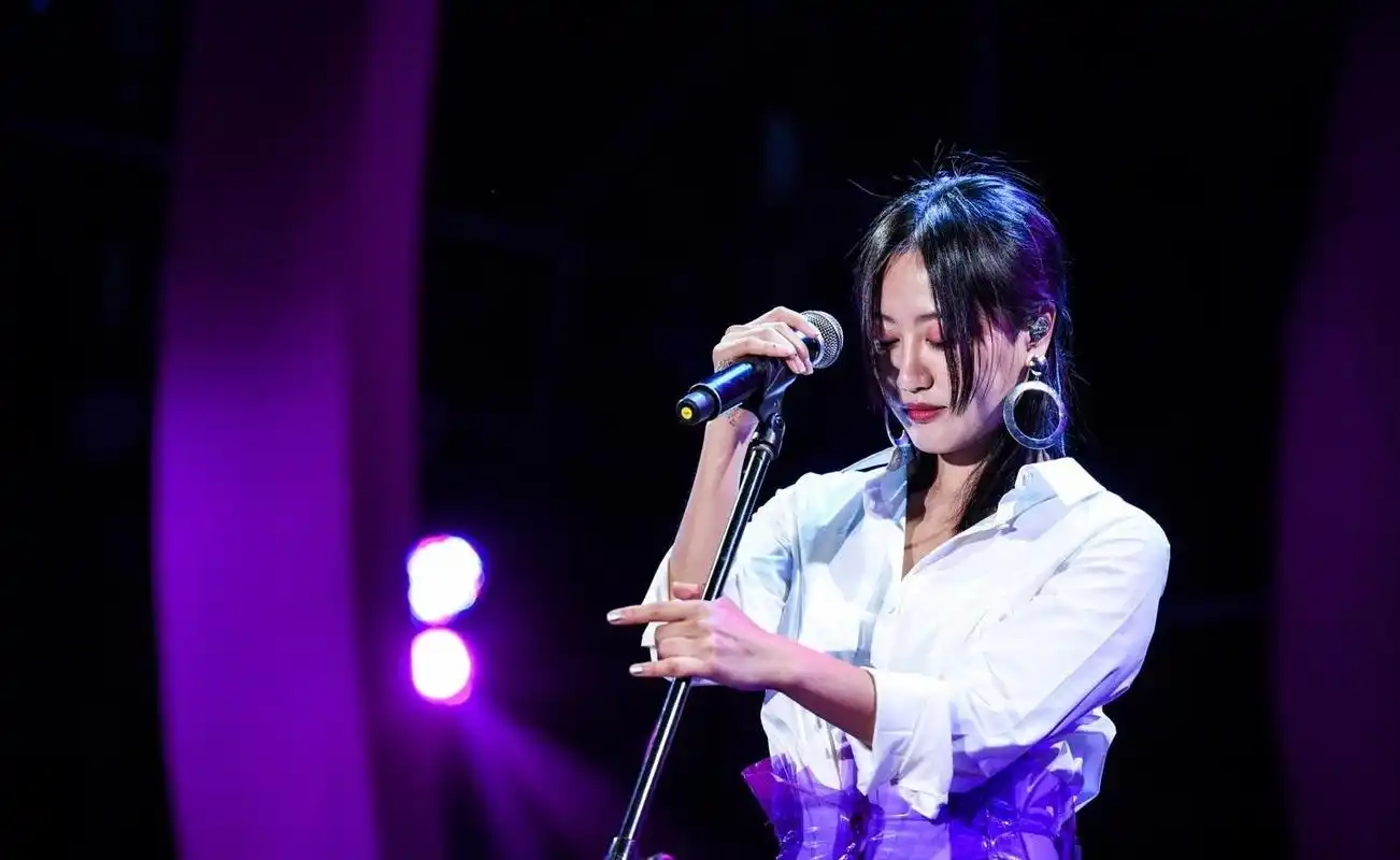 灵魂歌手陈粒不签公司没有经纪人却依旧火得一塌糊涂