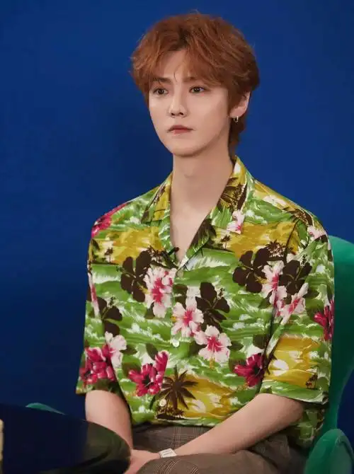 34岁鹿晗近照:新发型引发热议 鹿晗在淄博录制节目时被偶遇,一组照片