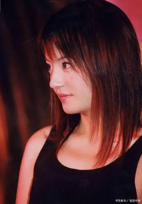 43岁赵薇肤色白堪比"整容",颜值重回巅峰!网友:小燕子回来了