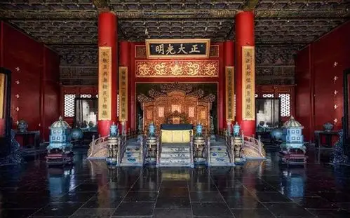 过此门方见乾清宫,因此得名.