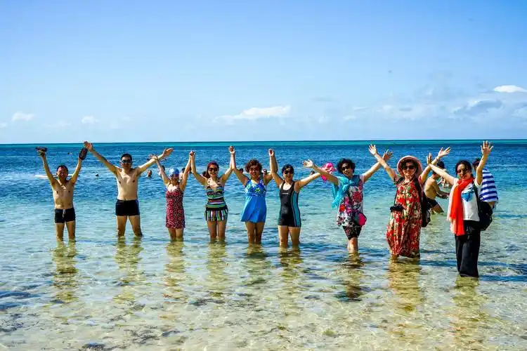 的大海中,是唯一拥有珊瑚礁和热带雨林共存的珊瑚岛,以其沙滩上细腻的