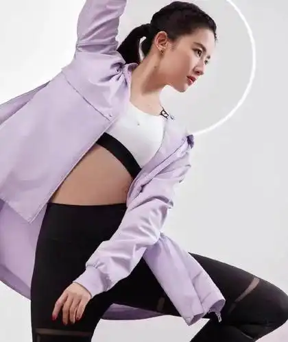 都会用跑步,健身等方式来凸显运动这个两个字,不过刘亦菲在拍摄运动装