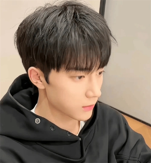 微分刘海碎盖头,减龄的刘海短发,即便是发量稍微多也没关系,衬得脸型