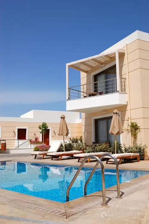 在豪华的别墅游泳池