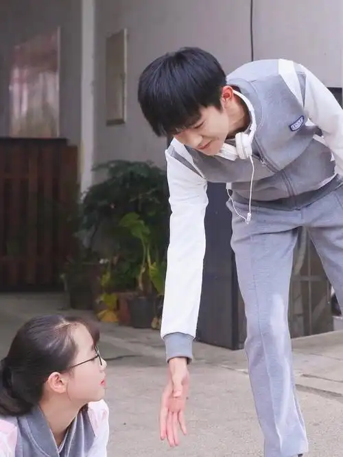 你没见过的千玺合照51566_易烊千玺_易烊千玺未来无界_娱乐_明星