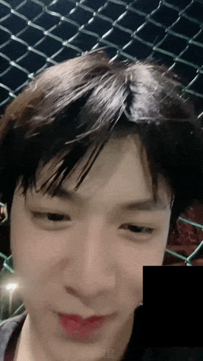 刘耀文湿发通话画面代入感有点绝 吻文男友力总是随时被拉满