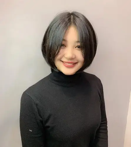 据说今年长刘海更流行 修颜长刘海发型美的自然又高级