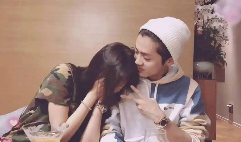 结果没多久,鹿晗就公开了与关晓彤的恋情,陆地夫妇也走上了不归路.