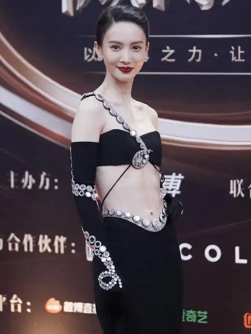 金晨亮相微博之夜红毯性感礼服秀腹肌