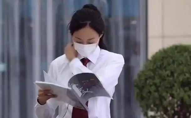 韩雪街头拍戏,穿制服,打领带派头十足,路人镜头下"竹竿腿"优越_气质