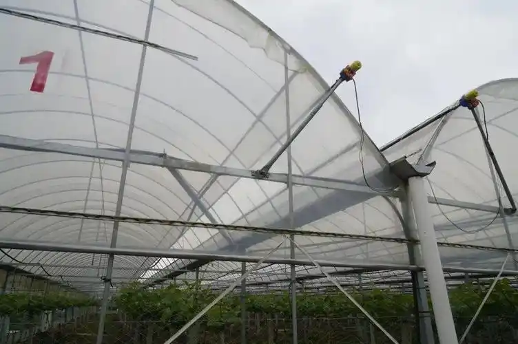 安装在大棚上的卷膜器
