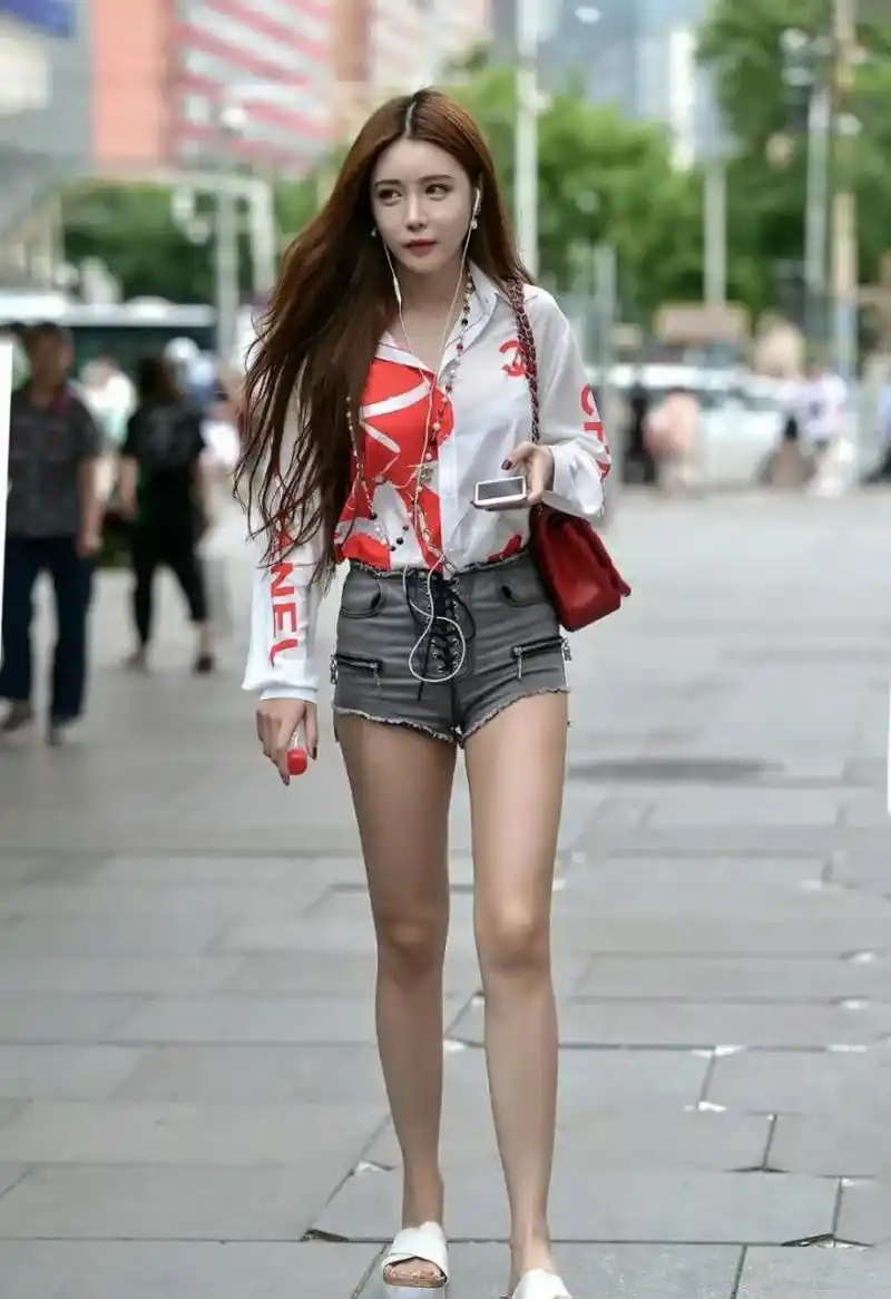 街拍:白色衬衣搭牛仔热裤的性感靓丽美眉,水嫩白皙皮肤甚是动人