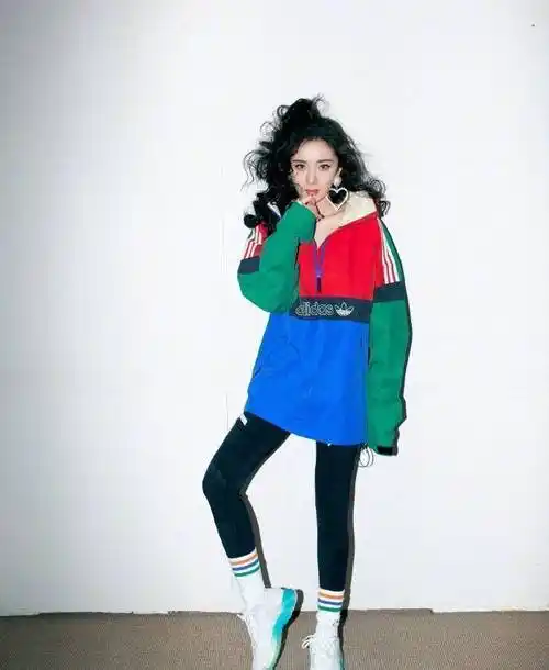 原创杨幂晒库存照暴露体重了穿运动装90斤穿出80斤效果辣妈变少女