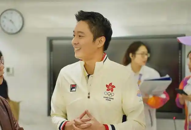 苗侨伟黄日华参加足球赛霍启山设宴招待众星霍启刚给弟弟撑场