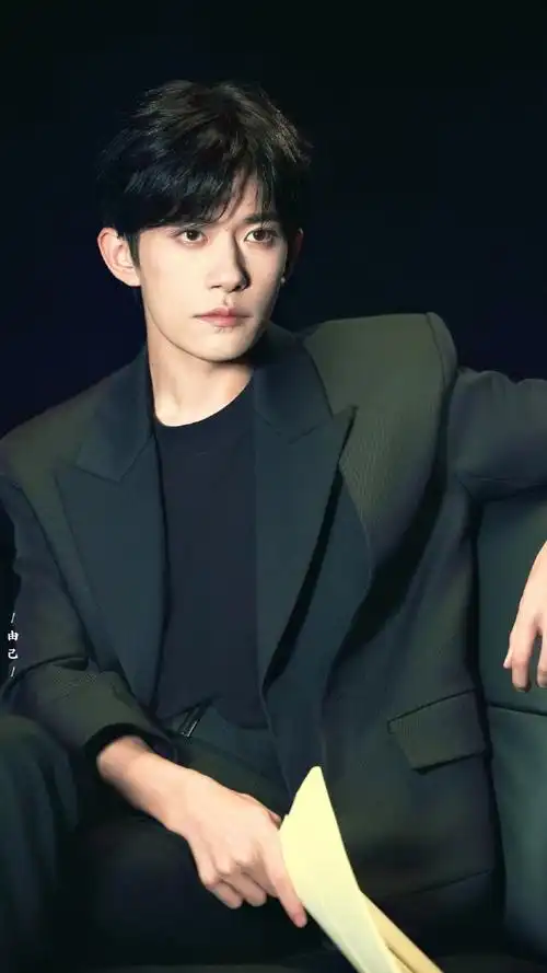 易烊千玺西装弹贝斯##四字 易烊千玺 yyqx 四字弟弟