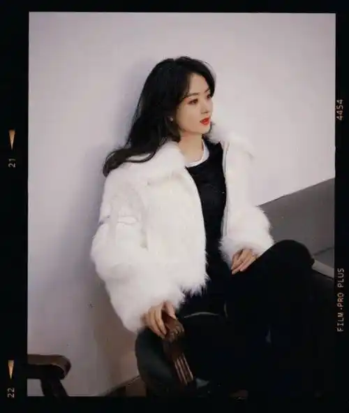 原创赵丽颖最新近照曝光与小10岁孙千同框卖萌状态少女可爱满分