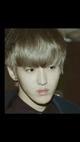 脸长且瘦,下巴也略长的男生适合什么样的发型?请说明,最好有图片