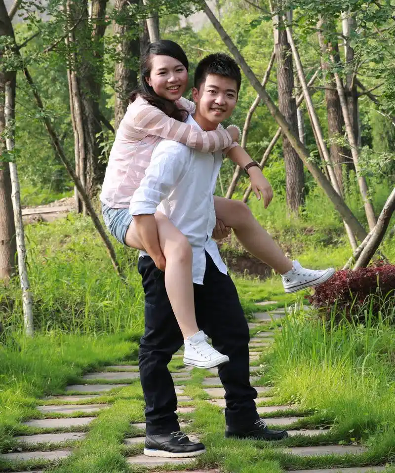 大学情侣离校前合影留恋青春永不散场