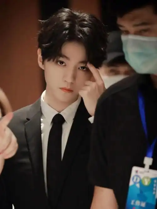 西装和王俊凯最配