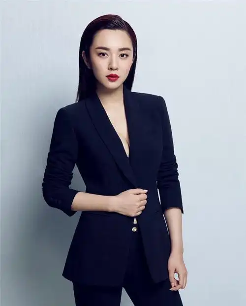 惊艳美女王晓晨西装亮相拍摄写真展女王范