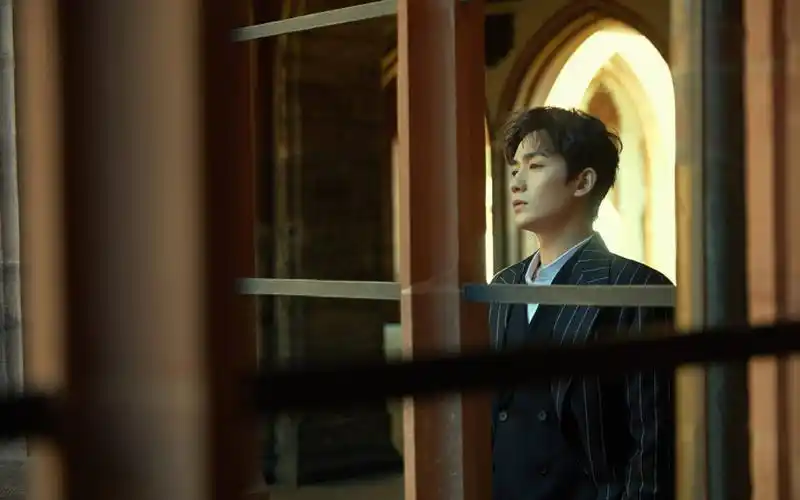 朱一龙沉稳帅气写真桌面壁纸