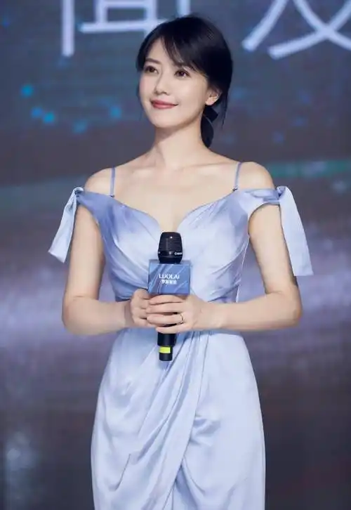 高圆圆生娃后太真实!穿白色裸肩裙眼角皱纹抢镜,眼神沧桑真显老