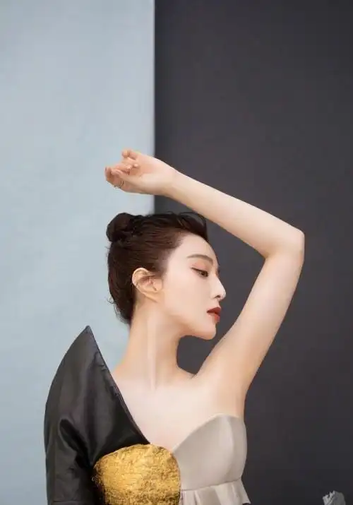 范冰冰晒游泳照耳朵抢镜,工作室曾用耳朵特点澄清和刘国梁绯闻照_手机