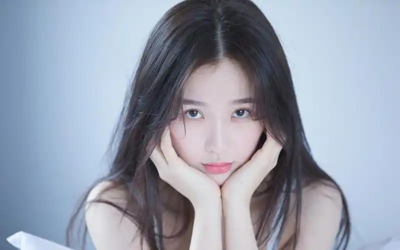 电脑壁纸 明星 大陆明星 甜美元气小仙女虞书欣俏皮可爱白嫩居家写真