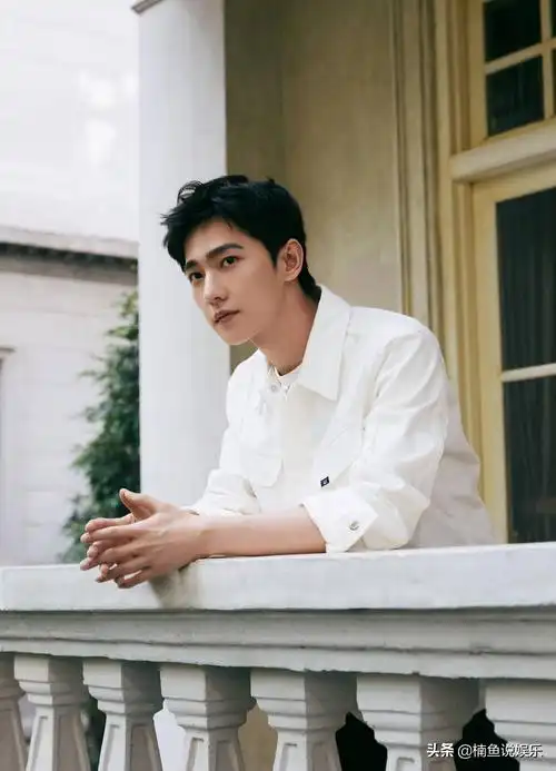 杨洋不愧是军艺校草,工装外套尽显男神范,雕刻般的侧颜好帅气