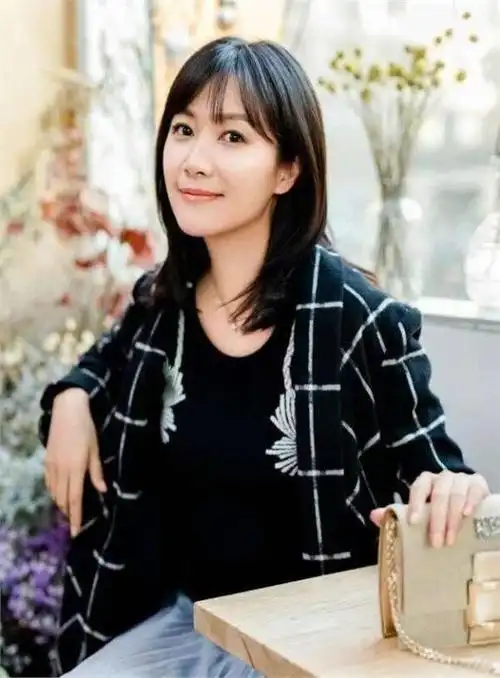 徐静蕾发布了一张最新的近照,照片中她戴着口罩,站在镜子前自拍.