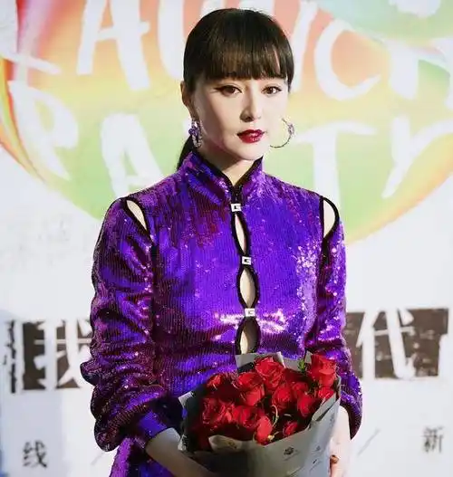 范冰冰又高调"作妖",穿紫色亮片旗袍裙配绿色长筒袜,又a又美_时尚