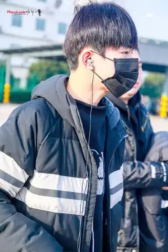 易烊千玺宁波飞北京 早早赶飞机头发压扁扁